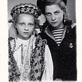 1959rok.Alicja,moja siostra ze swoja kolezanka Irka. W przebranych strojach w foto atelier. #RodzinnyAlbum