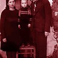 1949rok. Mala Alusia z rodzicami. #RodzinnyAlbum