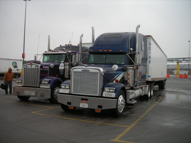 Kenworth W 900 i Freightliner FLD z 86-calowym sleeperem.
