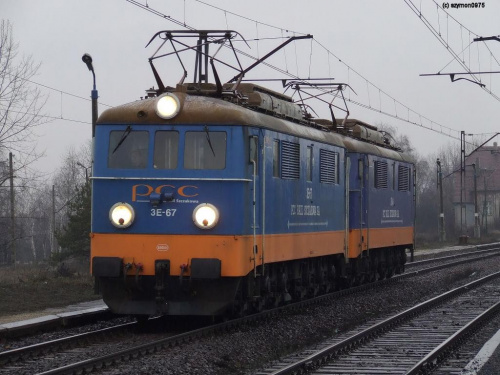 3E-67 PCC Rail Szczakowa Ten lok posiada krany do jazdy uwielokrotnionej. Jako drugi jedzie 3E-46 również wyposażony w krany do jazdy uwielokrotnionej. 15-02-2007 #kolej