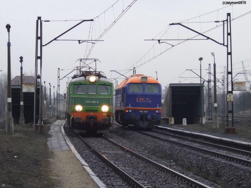 M62-1663 mija się z ET41-015
15-02-2007 #kolej #PKP