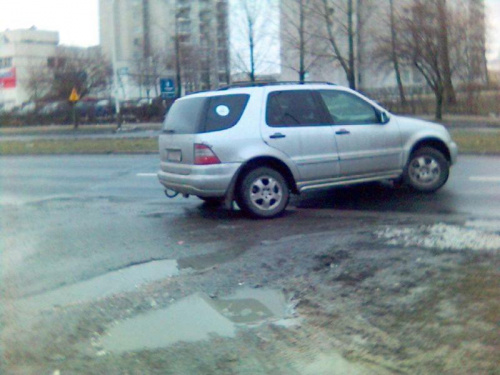 Mercedes ML p. Łepik, wł. piekarni w Zamościu.