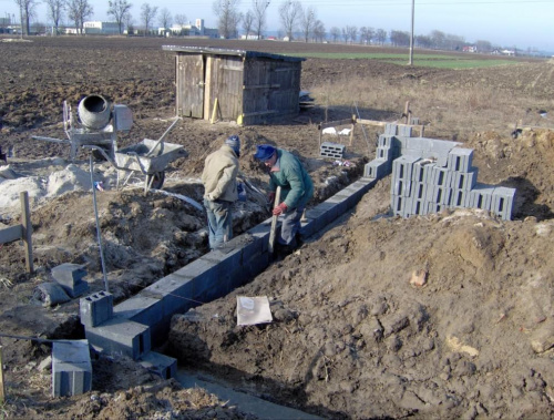 Rosnie ściana fundamentowa