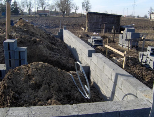 Rosnie ściana fundamentowa