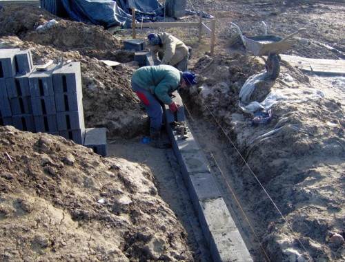 Rosnie ściana fundamentowa