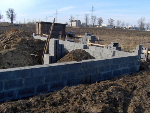 Rosnie ściana fundamentowa