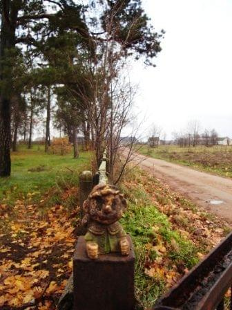 krasnoludek stał w tym miejscu przez pół roku :)