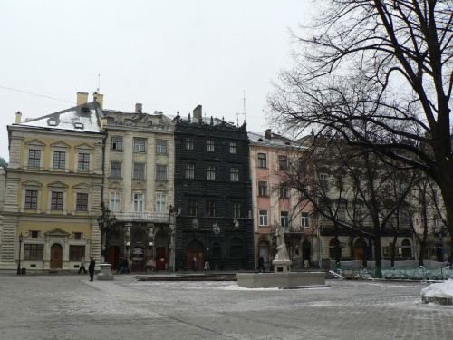 kamienice na rynku, w tym śliczna ta czarna...