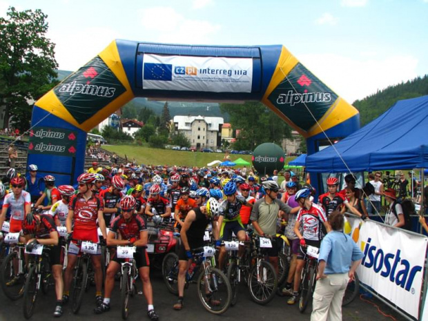 Maraton MTB-TUR 2006 Karpacz-start na stadjonie