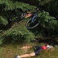 Maraton MTB-TUR 2006 Szklarska Poręba-odcinek trasy przy schronisku Orle w Izerachi lądowanie na drzewie.