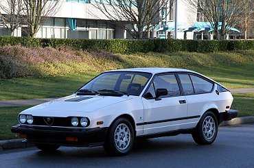 Alfa Romeo Sports Coupe #Autofocus #car #cars #samochod #samochody #alfa #romeo #gtv #gtv6 #coupe #sport #italian #aubomobili #automobile #performance #racing