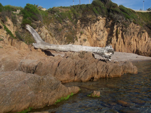 Trochę skałek na jednej z miejskich plaż Propriano