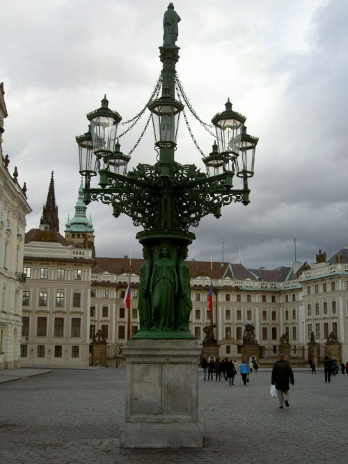 Hradczanskie Namesti- Plac Hradczański. Dość ciekawa latarnia #Praga