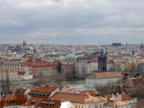 Widok z Hradczan, w oddali brama Mostu Karola #Praga