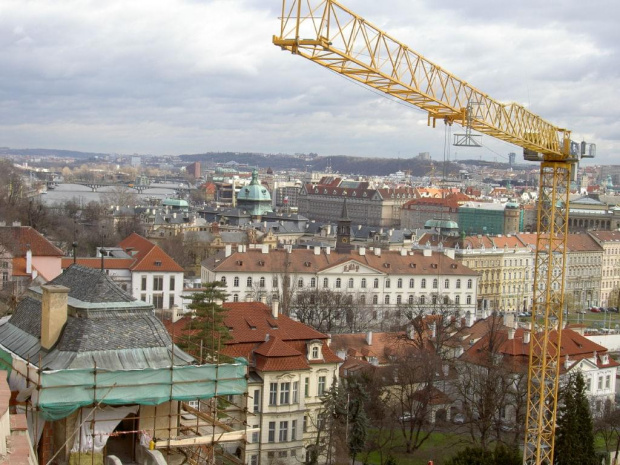 Widok na miasto z Hradczan, niestety dźwig ciężko bylo ominąć , jakiś remont prowadzono #Praga