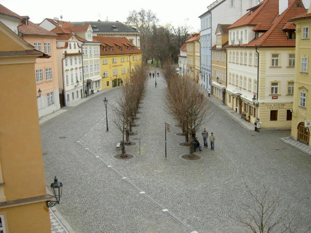 Niewielki, ale bardzo ładny deptaczek zaraz obok Mostu Karola #Praga