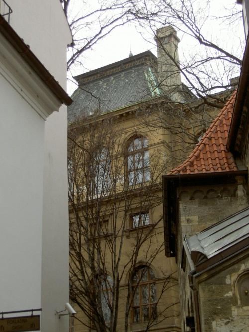 Interesujący budynek zaraz obok synagogi #Praga