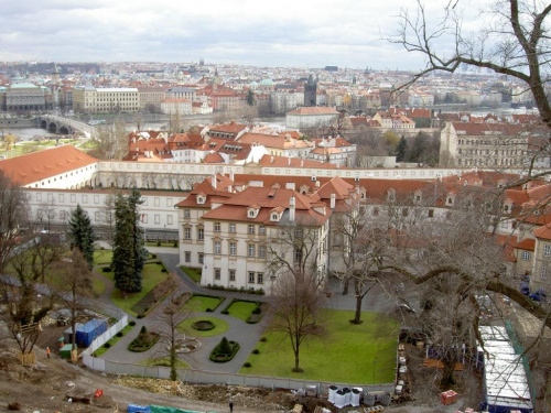Zaraz pod Hradczanami znajdowały się zagraniczne placówki dyplomatyczne, m. in. polska. To chyba nie jest nasza ;) #Praga