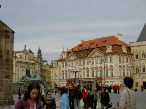 Staromestskie Namesti z pomnikiem Jana Husa w tle po lewej #Praga