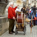 Kataryniarz na Moście Karola, dla mnie bardzo niespotykane zjawisko :) #Praga