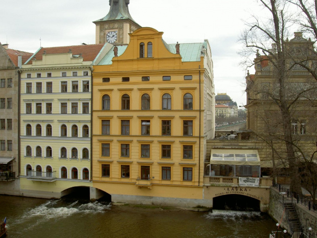 Zdjęcie z Mostu Karola- ciekawie umiejscowione budynki #Praga