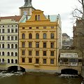 Zdjęcie z Mostu Karola- ciekawie umiejscowione budynki #Praga