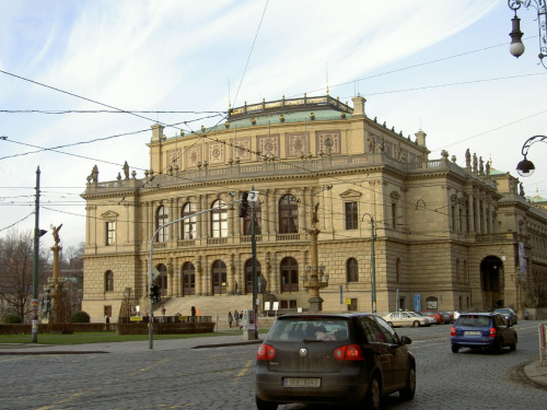 Nie wiem co prawda co sie mieści w tym budynku, ale bardzo przykuwał uwagę #Praga