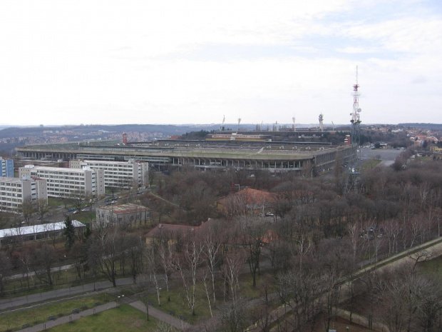 Zdjęcie kolegi- widok z Punktu widokowego na wzgórzu Petrin. Stadion Strahov, zaraz obok kampusu #Praga