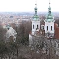 Zdjęcie kolegi- widok z punktu widokowego na wzgórzu Petrin. Klasztor na wzgórzu, prawdopodobnie św. Wawrzyńca #Praga