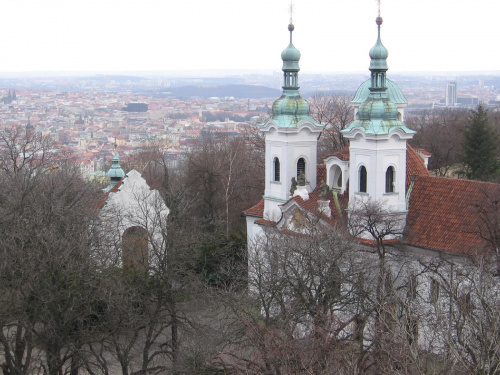 Zdjęcie kolegi- widok z punktu widokowego na wzgórzu Petrin. Klasztor na wzgórzu, prawdopodobnie św. Wawrzyńca #Praga