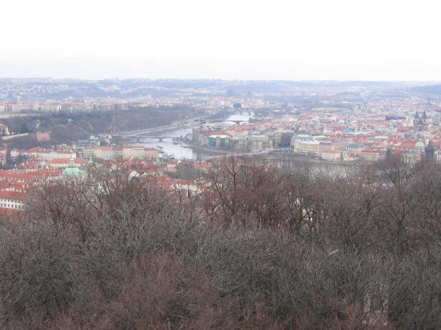 Zdjęcie kolegi- widok na Pragę z Punktu widokowego na wzgórzu Petrin #Praga