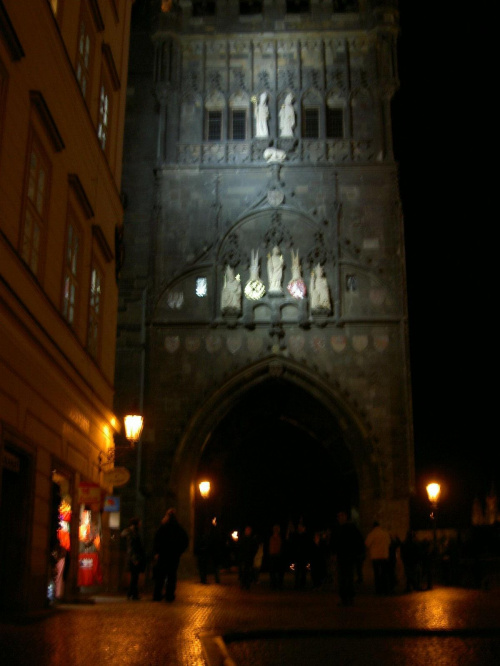 Brama na Moście Karola nocą #Praga