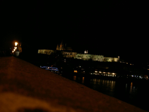 Widok nocą z Mostu Karola na zachodni brzeg Wełtawy oraz Hradczany #Praga