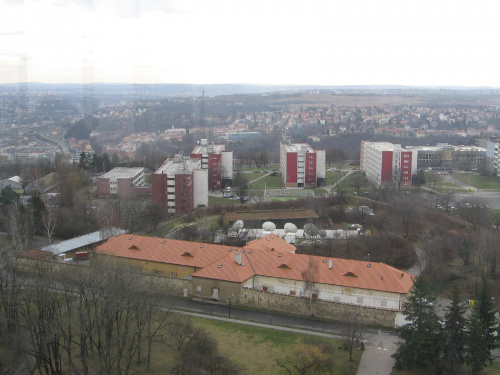 Zdjęcie kolegi- widok z Punktu widokowego na wzgórzu Petrin. Kampus Politechniki Praskiej, w którym mieszkaliśmy #Praga