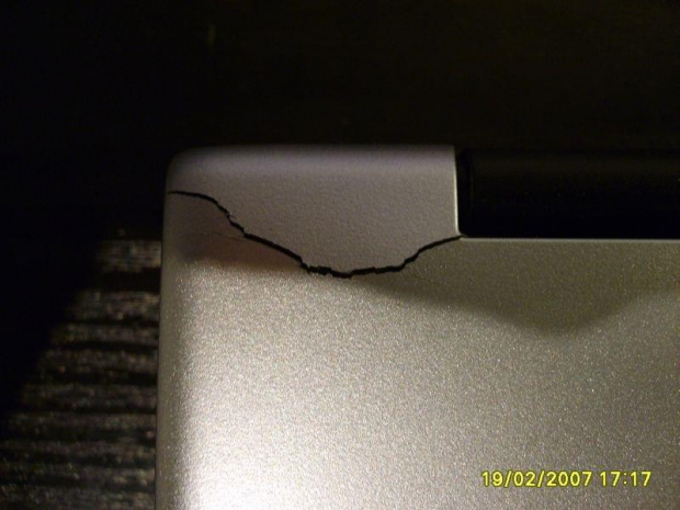 Pekniecie obudowy po 1 roku uzywania laptopa Acer Aspire 3023
