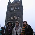Staroměstská mostecká vě, czyli wieża od strony Starego Miasta dzieło Petra Parléřa, pochodzi z końca XIV w., a obecnie mieści punkt widokowy. I znowu Gosia, Kasia i Emilka, są wszędzie :D #Praga #Czechy