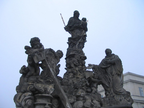 W okresie baroku most ozdobiono 30 posągami świętych, dziełami m.in. Matthiasa Bernarda Brauna i rodziny Brokoff (Jan Brokoff, Michał Jan Józef Brokoff, Ferdynand Maksymilian Brokoff) #Praga #Czechy