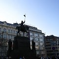 Václavské náměstí czyli plac Wacława. w 1912 r. ustawiono olbrzymi konny pomnik św. Wacława, któremu towarzyszą inni święci, patronowie Czech: Agnieszka, Ludmiła, Prokop i Wojciech. Autor pomnika, Josef Mylsbek, pracował nad nim prawie 30 lat.