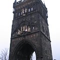 Staromiejska wieża mostowa, umieszczone sa na niej siedzące postaci cesarza Karola IV, jego syna Wacława IV oraz św. Wita, św. Wojciecha i św. Zygmunta. #Praga #Czechy