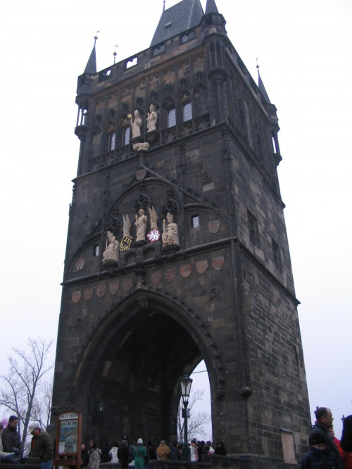 Staromiejska wieża mostowa, umieszczone sa na niej siedzące postaci cesarza Karola IV, jego syna Wacława IV oraz św. Wita, św. Wojciecha i św. Zygmunta. #Praga #Czechy