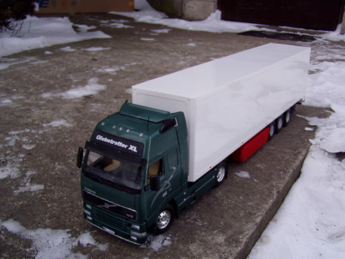 Italeri Volvo FH12 420 Globetrotter XL & Schmitz Reefer Trailer (95% done)