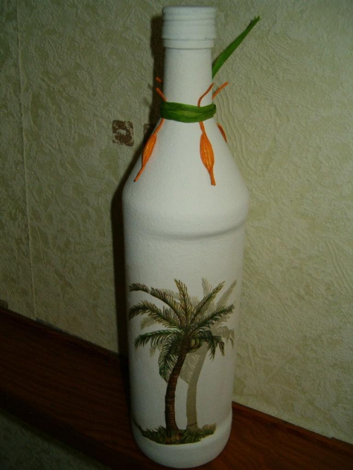 Butelka na Malibu ozdobiona za pomocą techniki decoupage