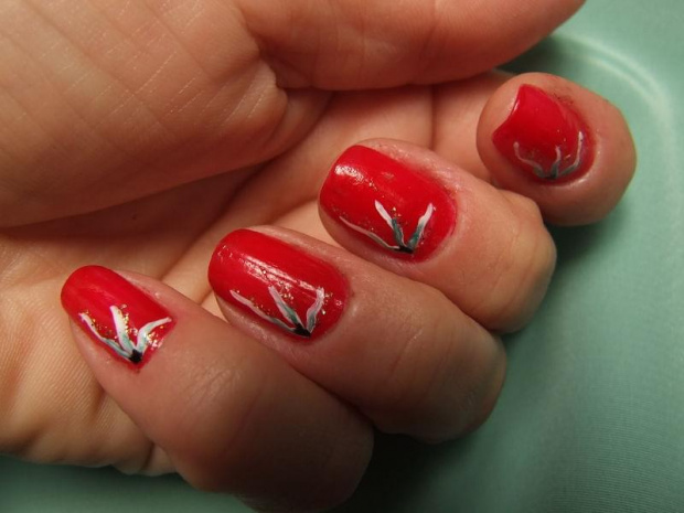 białawe płomyczki w czerwieni #paznokcie #moda #uroda